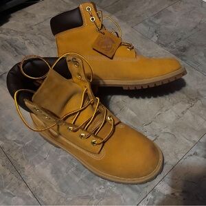 Classic Brown Timberlands Unisex 7M, 9W